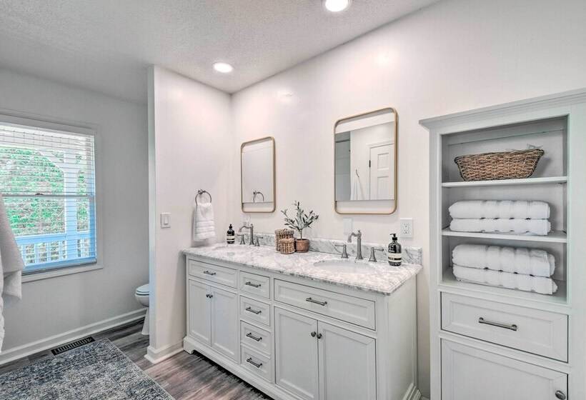 Lakefront Townville Gem W/ Boat Dock & Kayaks