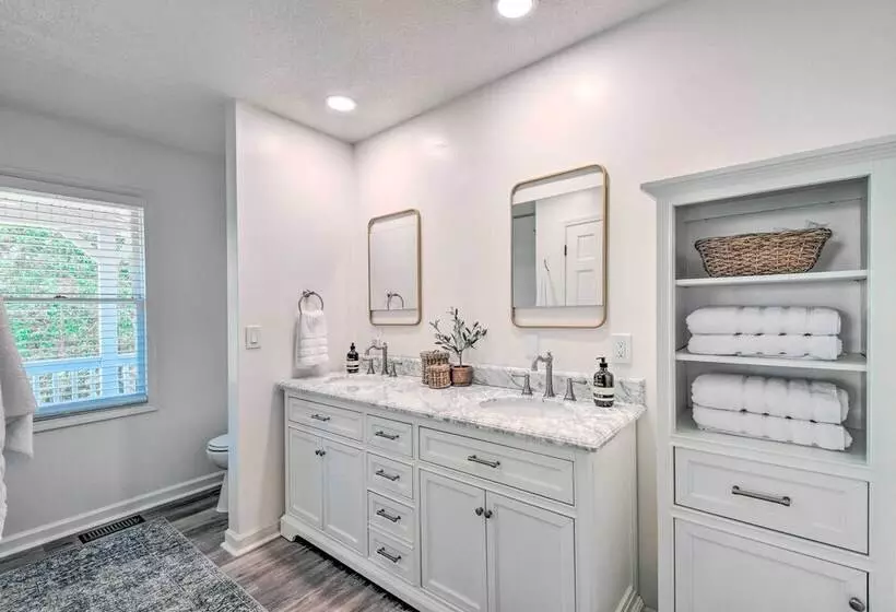 Lakefront Townville Gem W/ Boat Dock & Kayaks