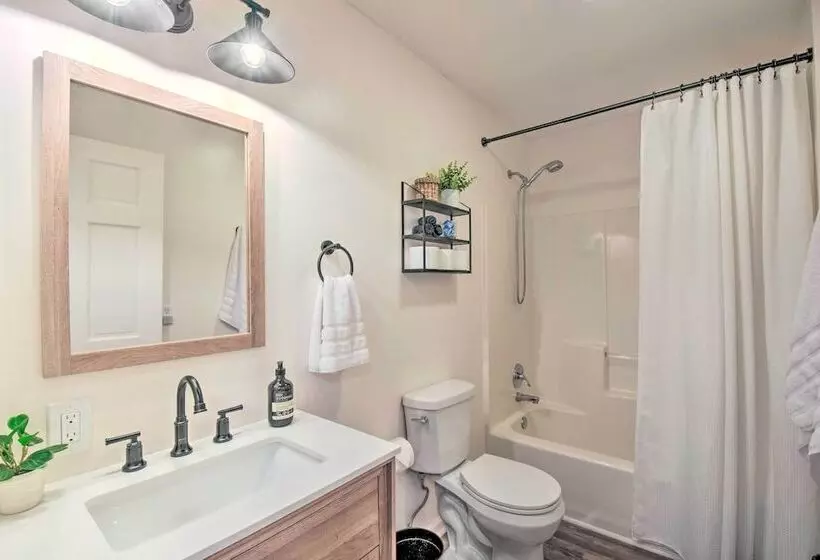 Lakefront Townville Gem W/ Boat Dock & Kayaks