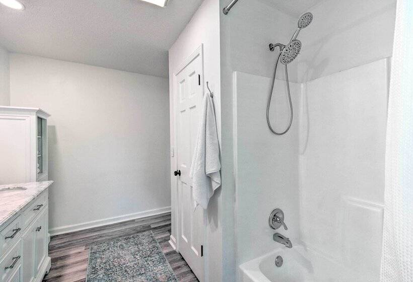 Lakefront Townville Gem W/ Boat Dock & Kayaks