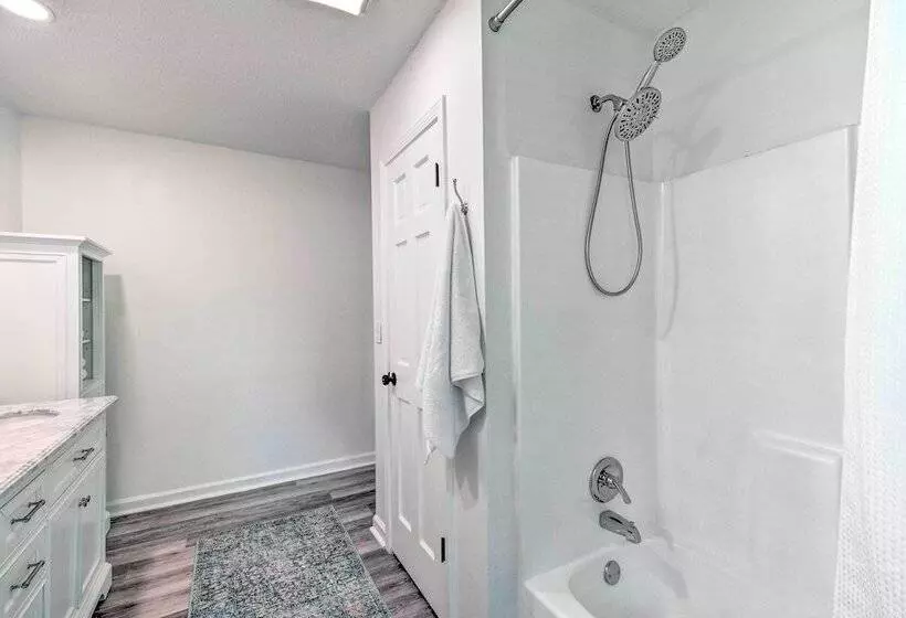 Lakefront Townville Gem W/ Boat Dock & Kayaks