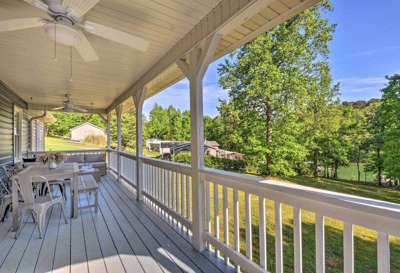 Lakefront Townville Gem W/ Boat Dock & Kayaks
