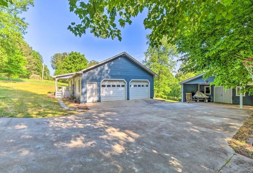 Lakefront Townville Gem W/ Boat Dock & Kayaks