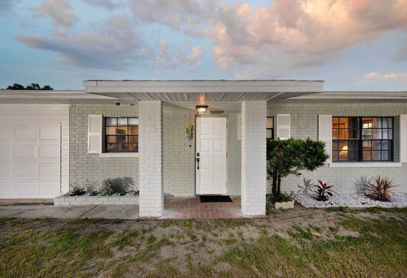 Lakefront Home W/ Screened Porch & Grill