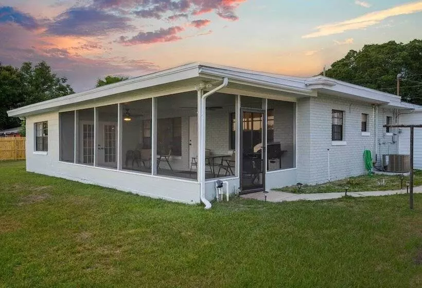 Lakefront Home W/ Screened Porch & Grill