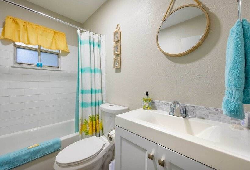 Lakefront Home W/ Screened Porch & Grill