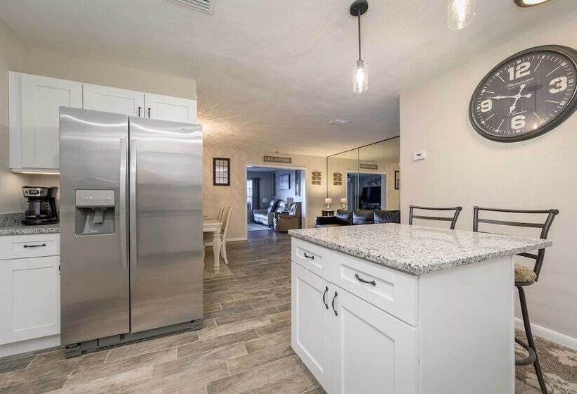 Lakefront Home W/ Screened Porch & Grill