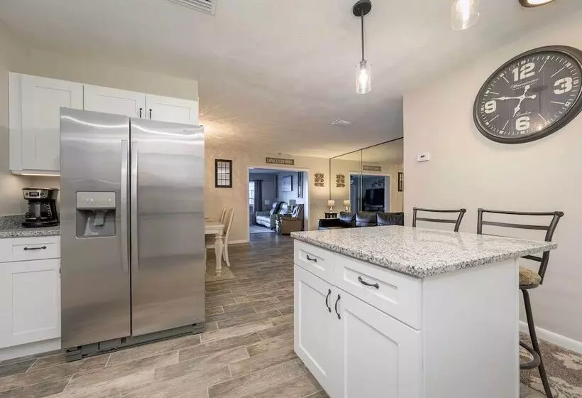 Lakefront Home W/ Screened Porch & Grill