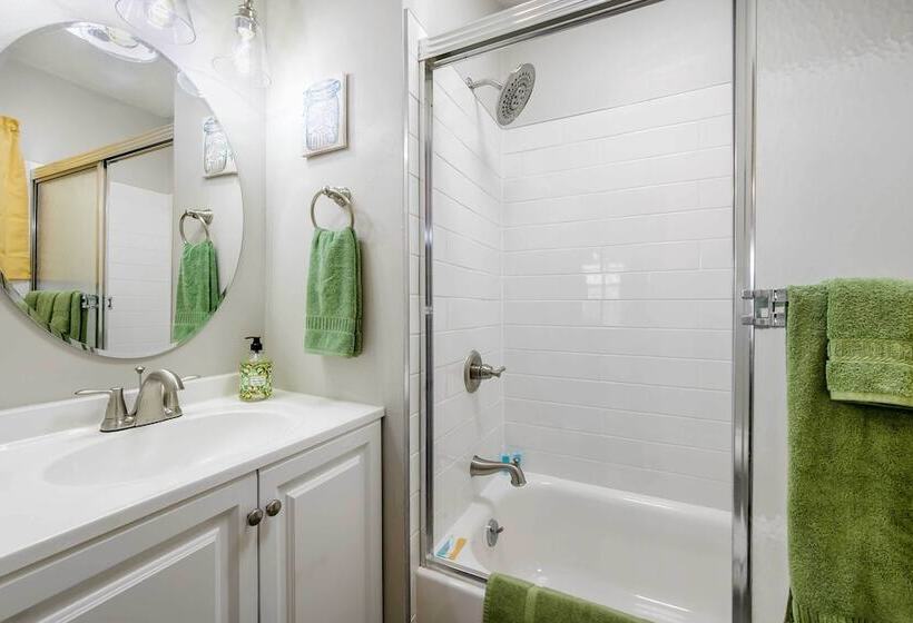 Lakefront Home W/ Screened Porch & Grill