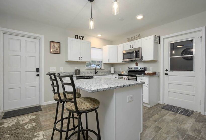 Lakefront Home W/ Screened Porch & Grill