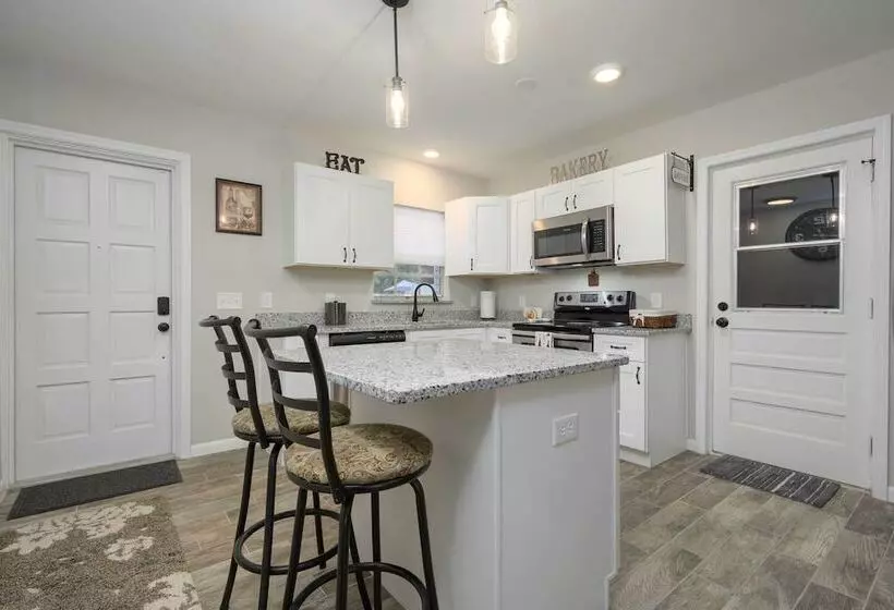 Lakefront Home W/ Screened Porch & Grill