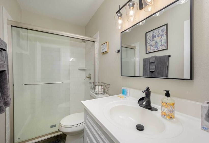 Lakefront Home W/ Screened Porch & Grill