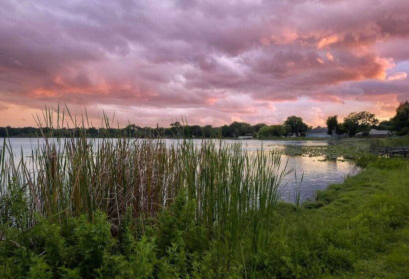 Lakefront Home W/ Screened Porch & Grill