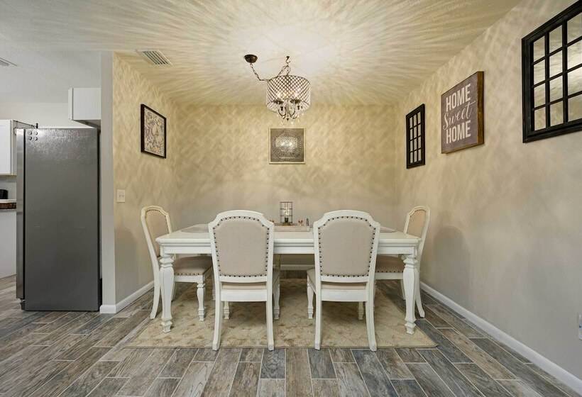 Lakefront Home W/ Screened Porch & Grill