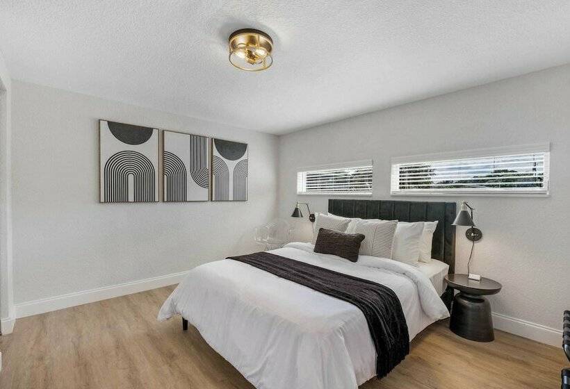 Luxurious Clearwater Retreat W/ Lanai & Pool!