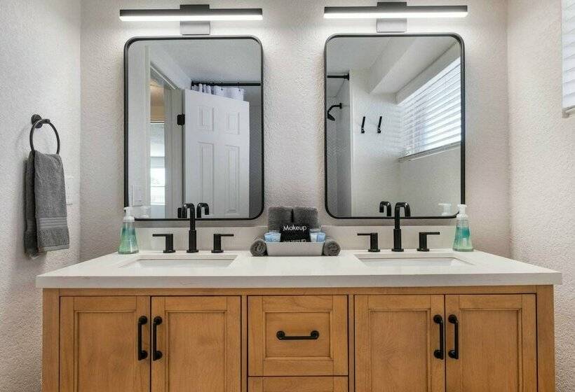 Luxurious Clearwater Retreat W/ Lanai & Pool!