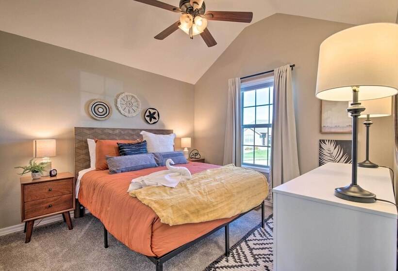 Ozark Home: Pool Access, Deck & Fenced Yard