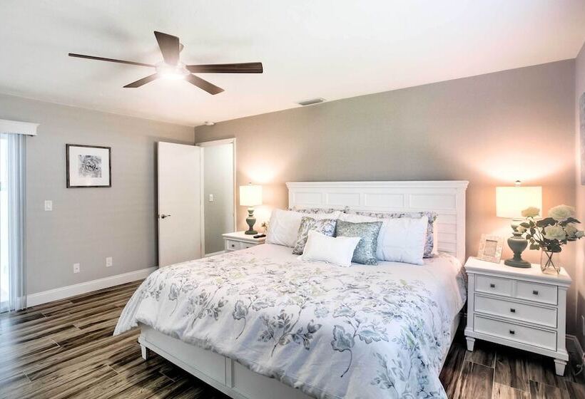 Naples Home W/ Lanai & Pool Near Vanderbilt Beach!