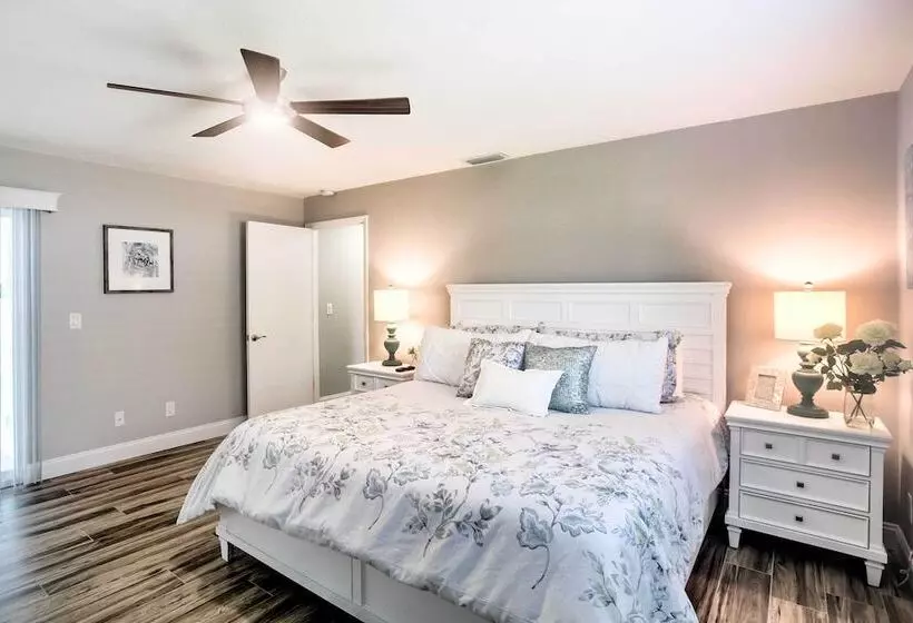 Naples Home W/ Lanai & Pool Near Vanderbilt Beach!