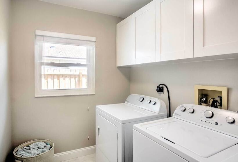 Naples Home W/ Lanai & Pool Near Vanderbilt Beach!