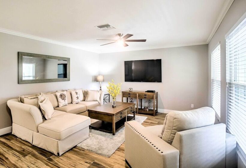 Naples Home W/ Lanai & Pool Near Vanderbilt Beach!