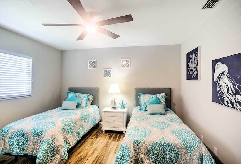 Naples Home W/ Lanai & Pool Near Vanderbilt Beach!