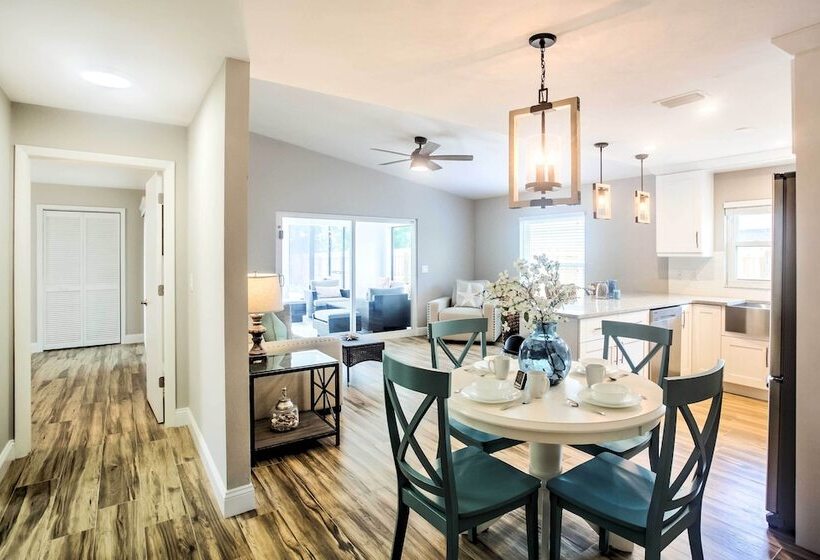 Naples Home W/ Lanai & Pool Near Vanderbilt Beach!