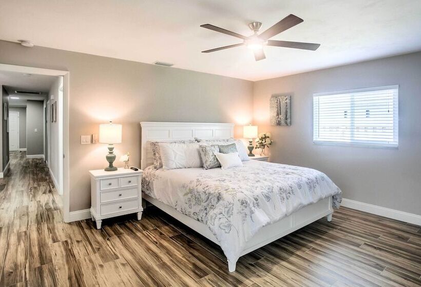 Naples Home W/ Lanai & Pool Near Vanderbilt Beach!