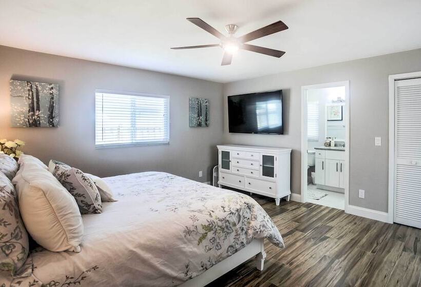 Naples Home W/ Lanai & Pool Near Vanderbilt Beach!