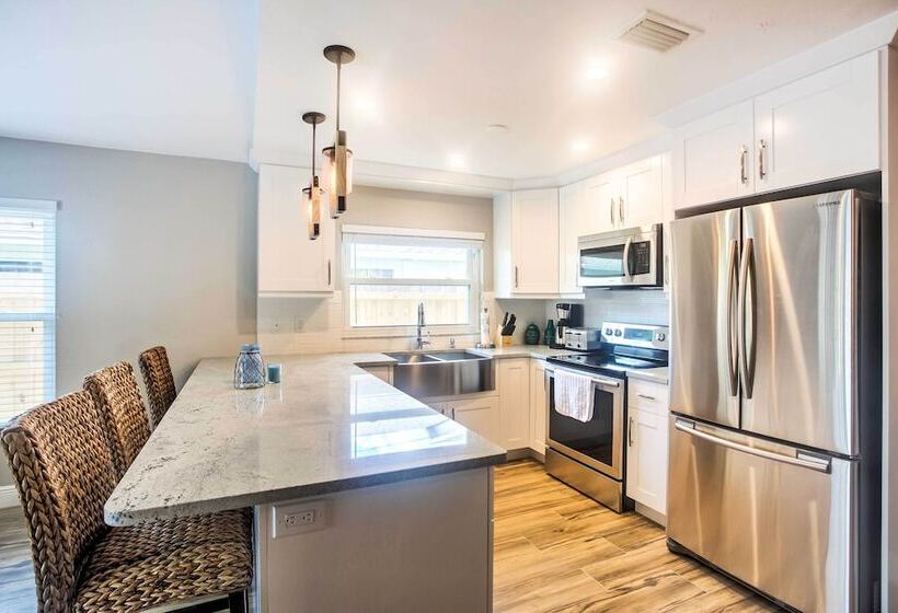 Naples Home W/ Lanai & Pool Near Vanderbilt Beach!