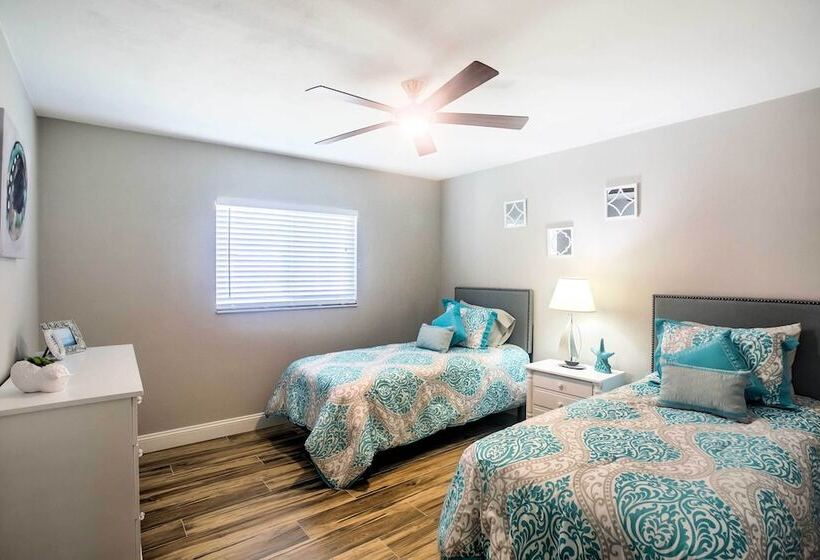 Naples Home W/ Lanai & Pool Near Vanderbilt Beach!