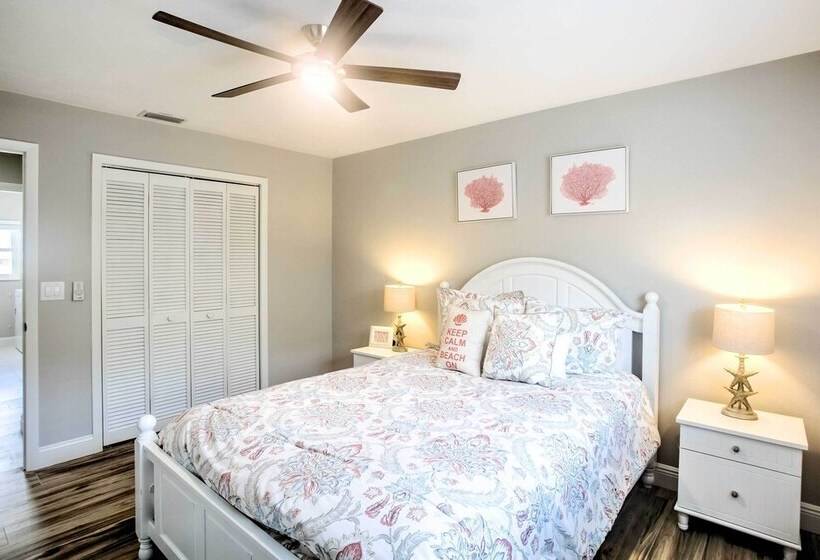 Naples Home W/ Lanai & Pool Near Vanderbilt Beach!