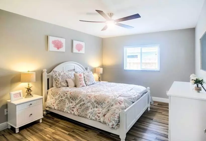 Naples Home W/ Lanai & Pool Near Vanderbilt Beach!