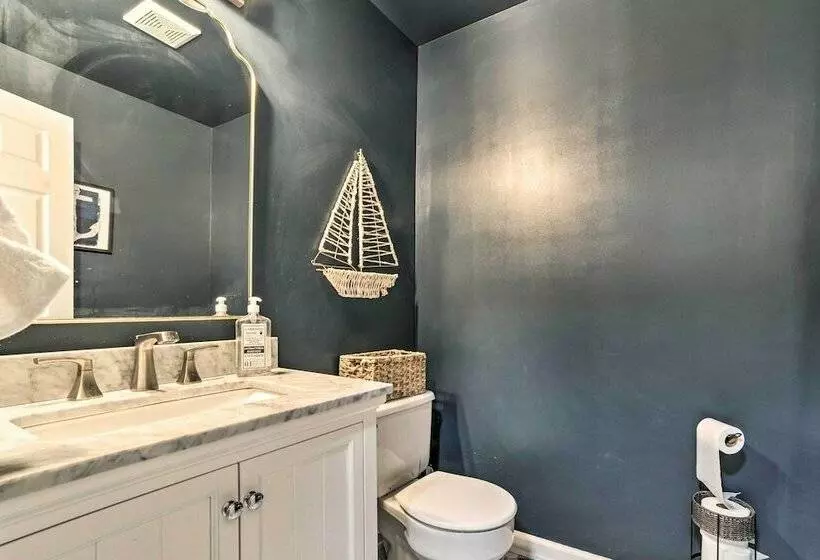 New! Spacious & Modern Retreat On Kentucky Lake