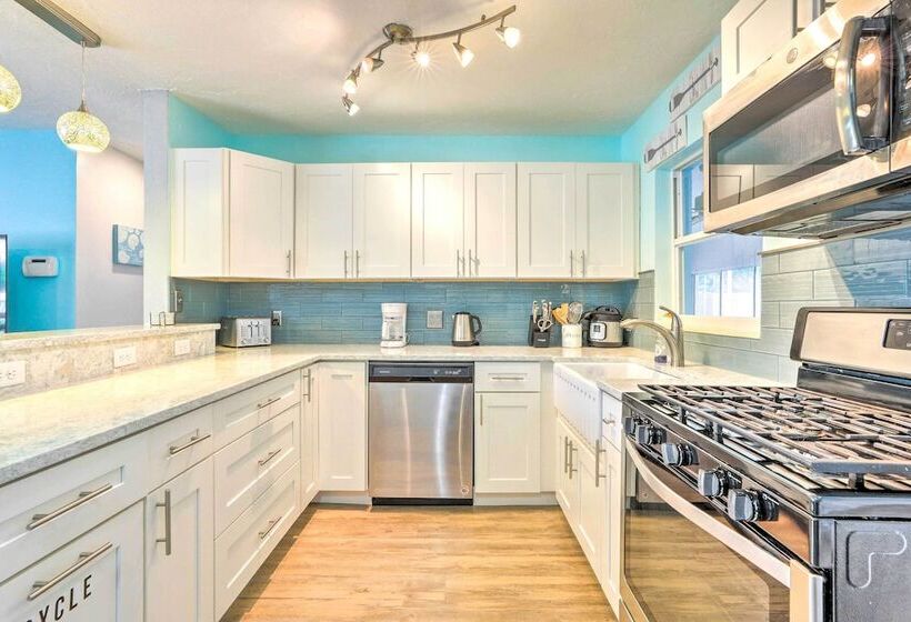 Ocean Breeze Oasis W/ Boat Dock & Slip On Canal!