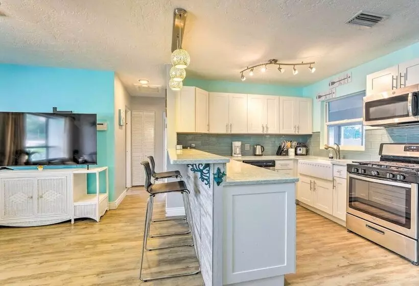 Ocean Breeze Oasis  W/ Boat Dock & Slip On Canal!