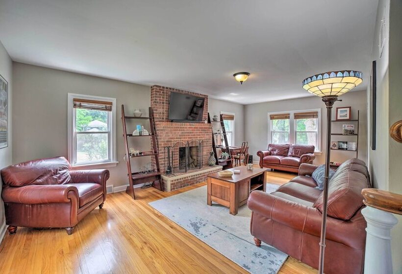 Pet Friendly Lake Getaway: 1 Block To Beach!