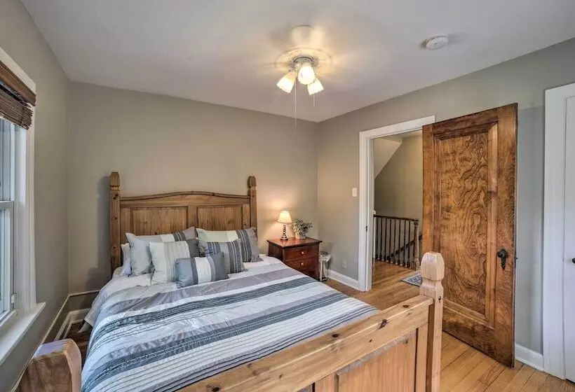 Pet Friendly Lake Getaway: 1 Block To Beach!