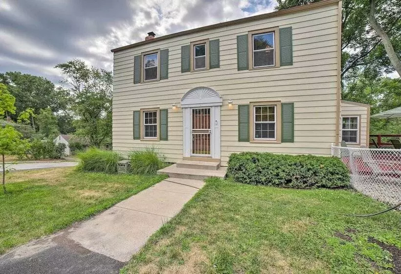 Pet Friendly Lake Getaway: 1 Block To Beach!