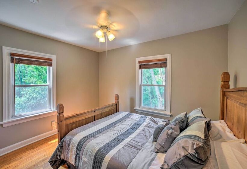 Pet Friendly Lake Getaway: 1 Block To Beach!