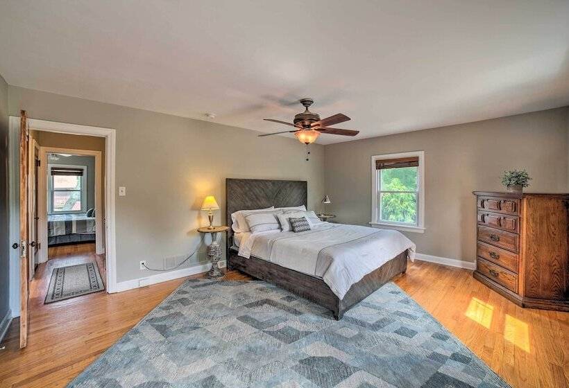 Pet Friendly Lake Getaway: 1 Block To Beach!