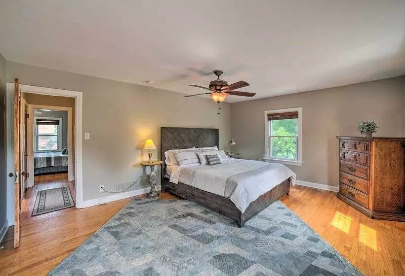 Pet Friendly Lake Getaway: 1 Block To Beach!