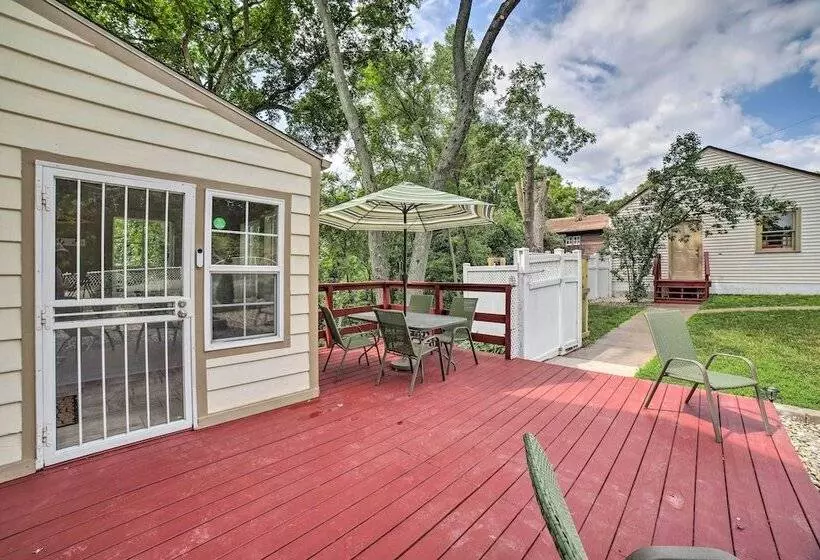 Pet Friendly Lake Getaway: 1 Block To Beach!