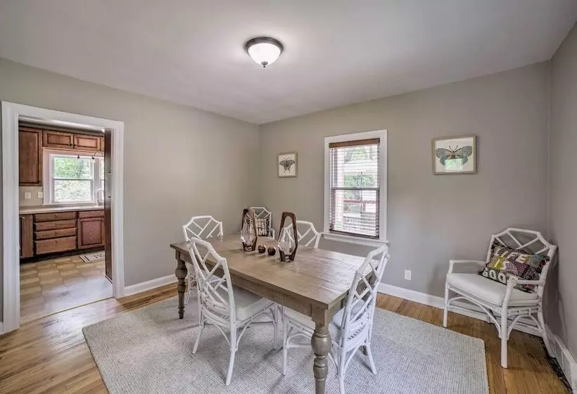 Pet Friendly Lake Getaway: 1 Block To Beach!