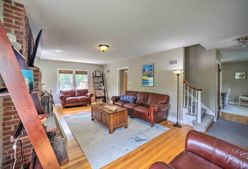 Pet Friendly Lake Getaway: 1 Block To Beach!