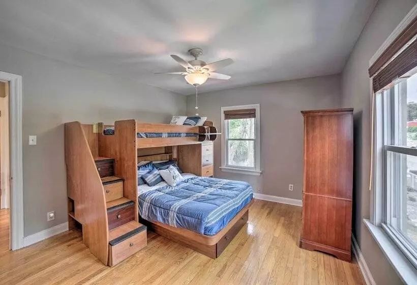 Pet Friendly Lake Getaway: 1 Block To Beach!