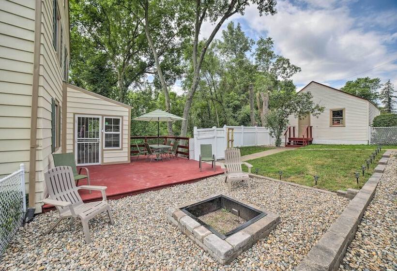 Pet Friendly Lake Getaway: 1 Block To Beach!