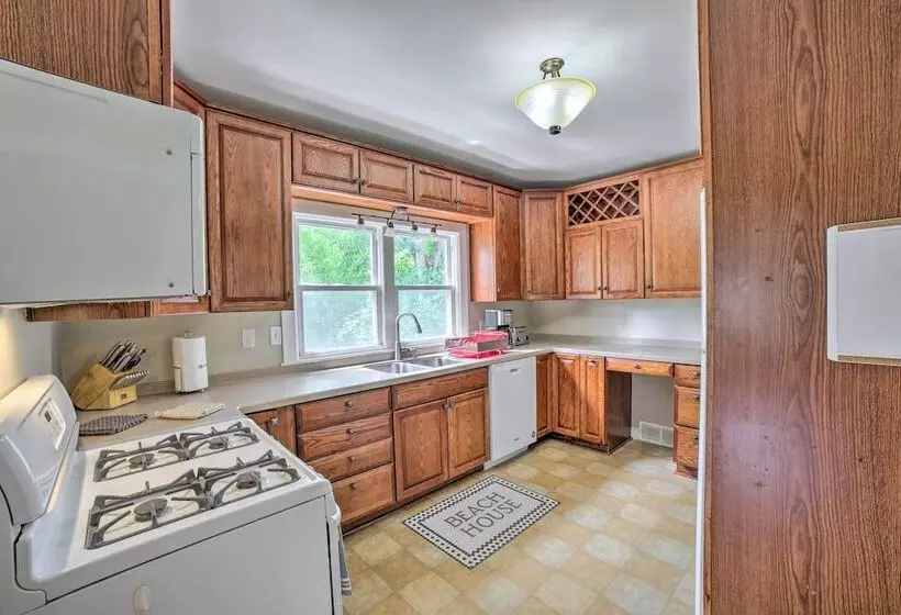 Pet Friendly Lake Getaway: 1 Block To Beach!