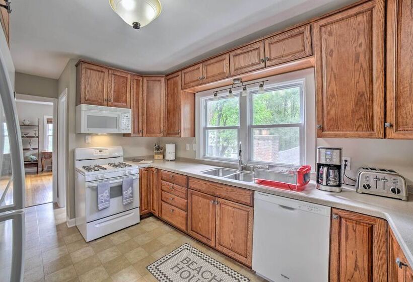 Pet Friendly Lake Getaway: 1 Block To Beach!