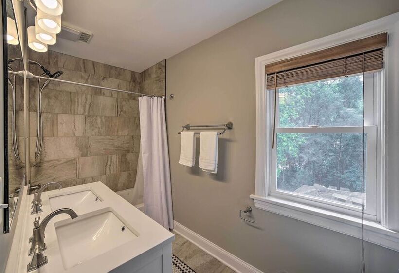 Pet Friendly Lake Getaway: 1 Block To Beach!